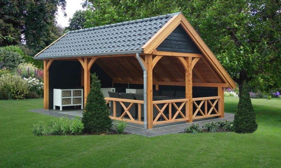 Беседка с двускатной крышей