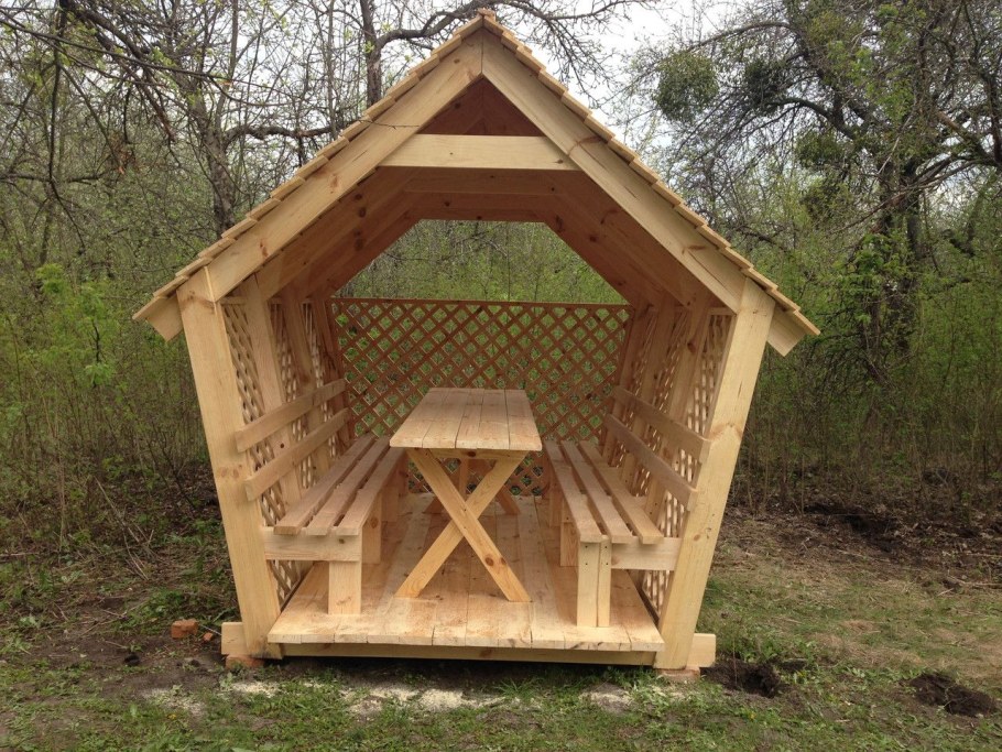 Беседка из дерева с двускатной крышей