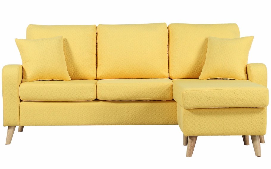 Светло желтый диван