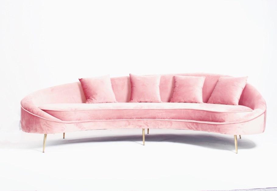 Светло розовый диван