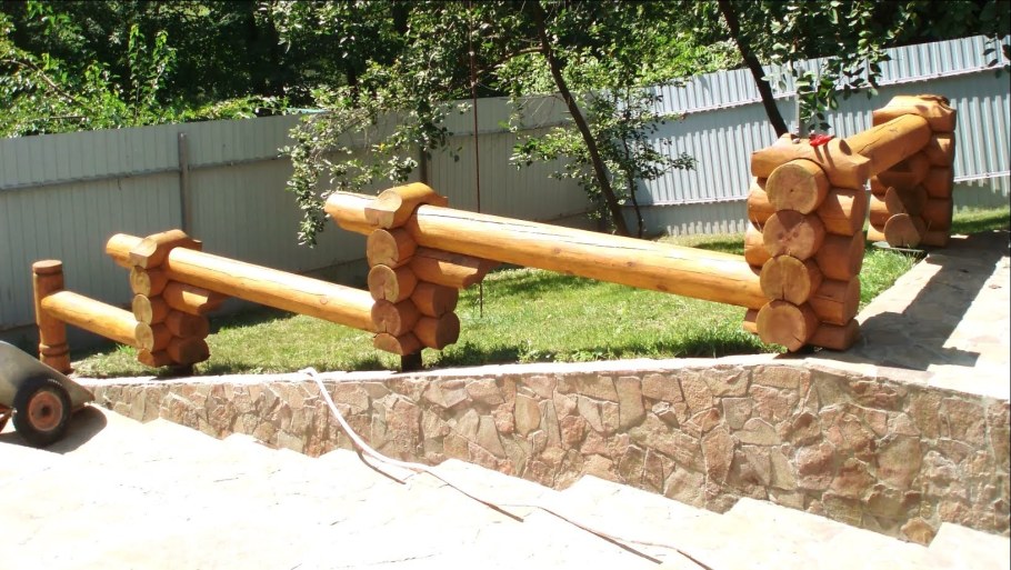 Забор из бревен