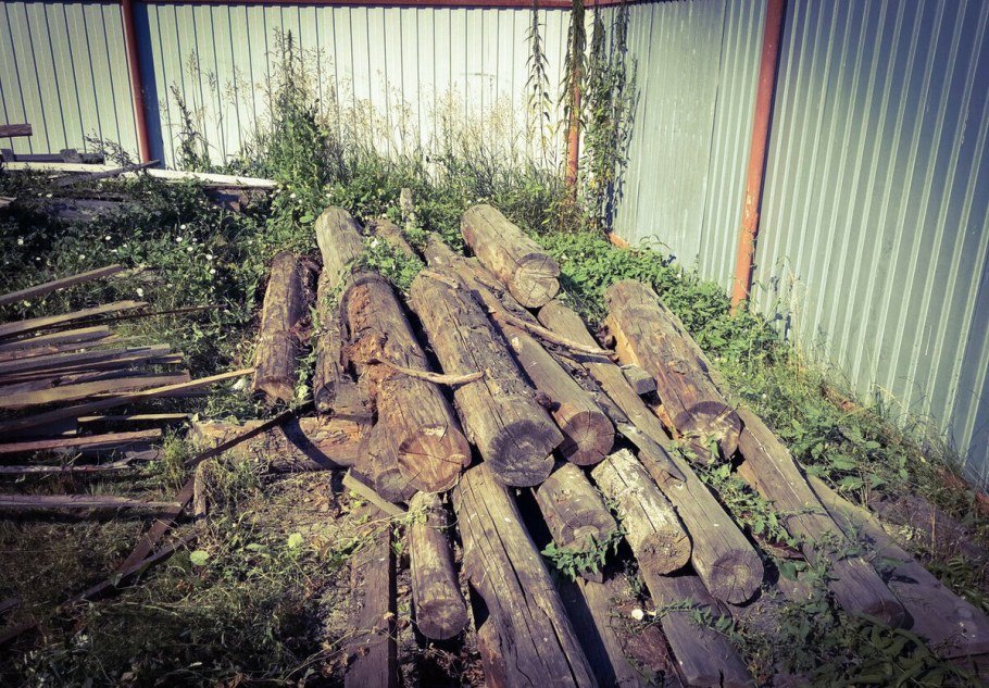Из старых бревен на даче