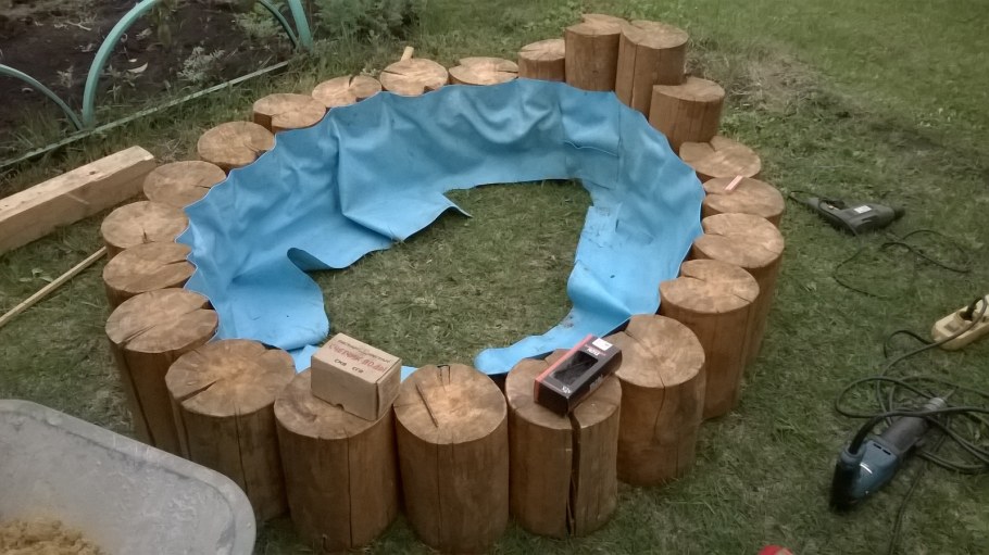 Песочница из бревен