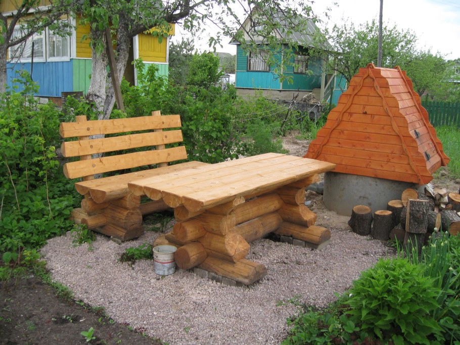 Дачный стол из бревен