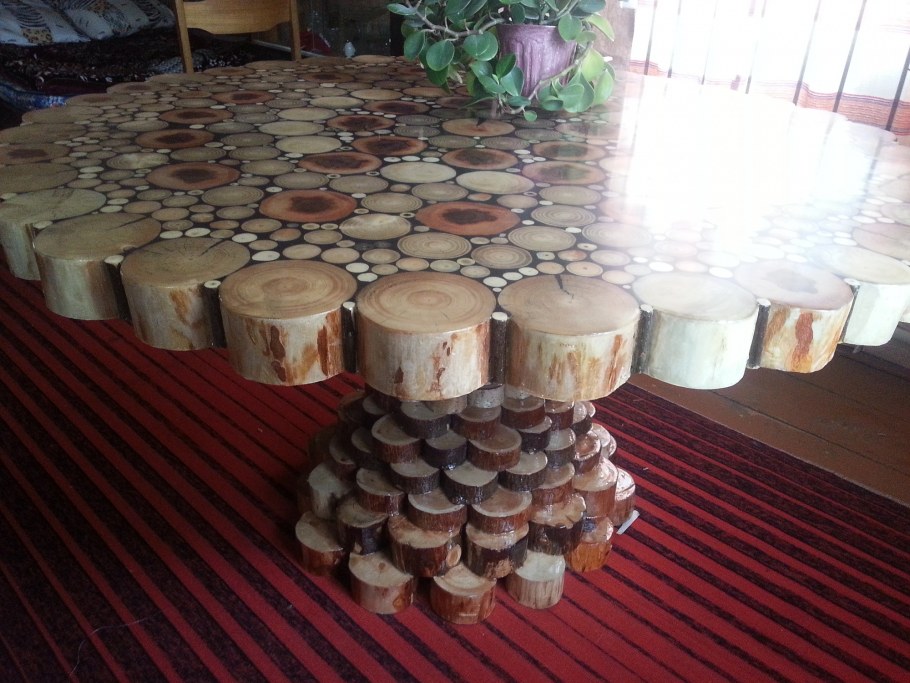 Столики из спилов дерева