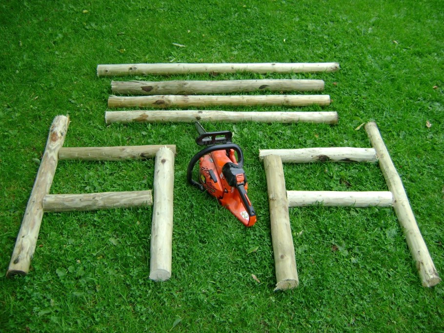 Скамейка Садовая из тонкого бревна