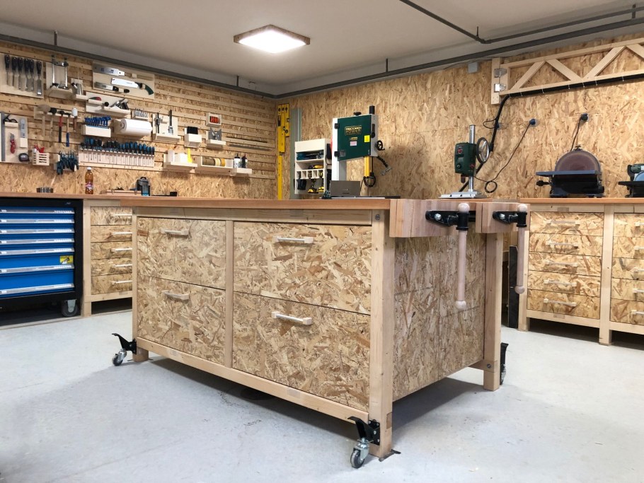 Мужчина в столярной мастерской