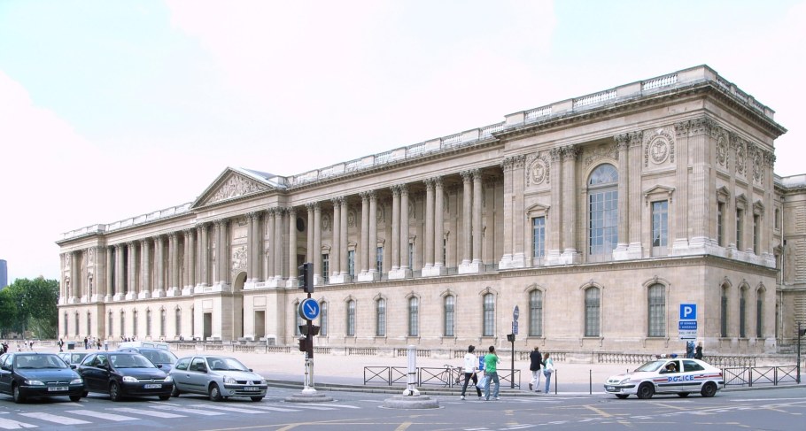 Лувр колоннада