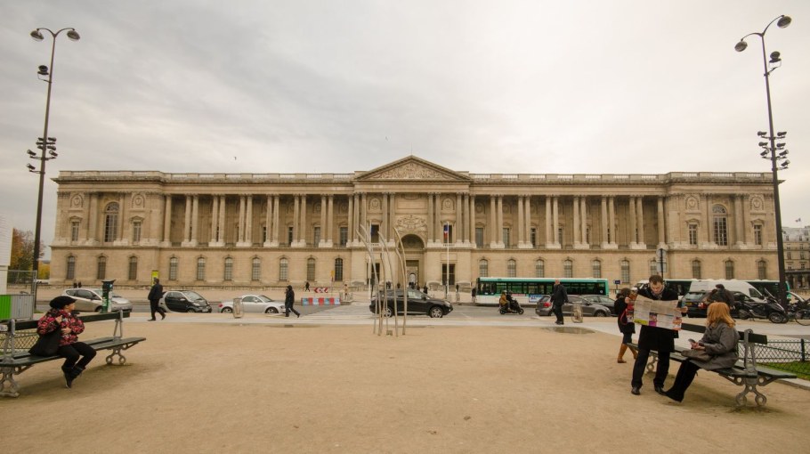 Колоннада Луврского дворца в Париже