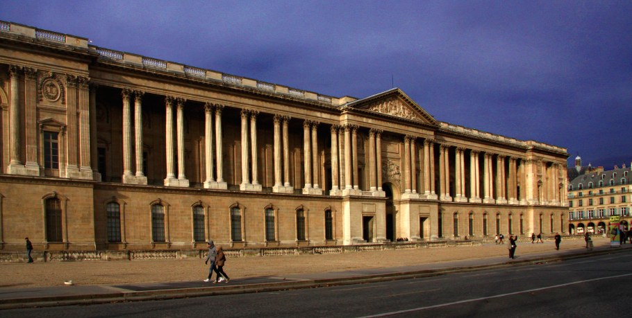 Восточный фасад Лувра в Париже