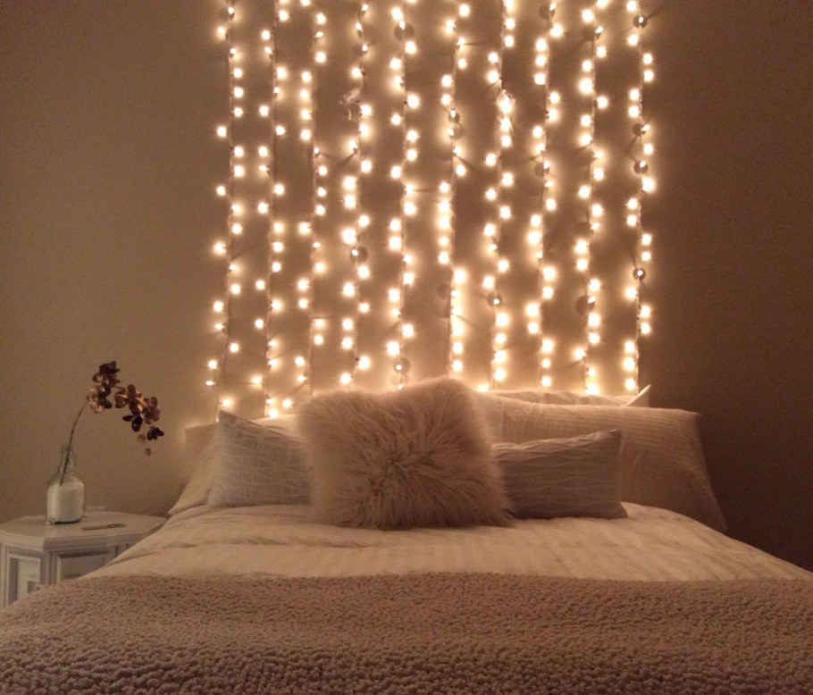 Гирлянда на стене в спальне