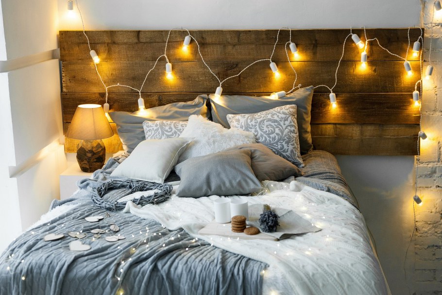 Кровать с балдахином и подсветкой