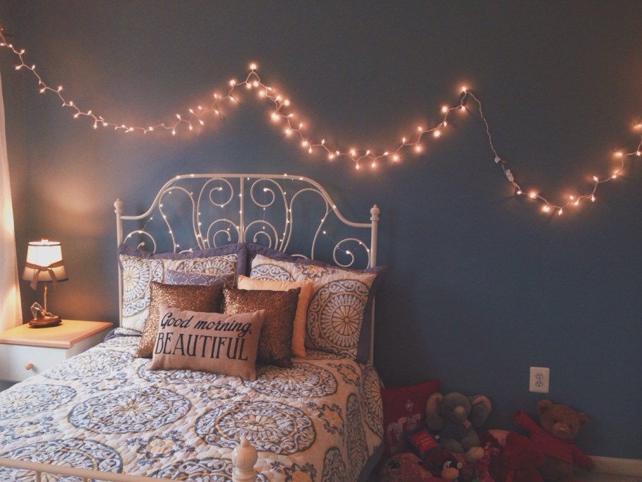 Гирлянда в спальне