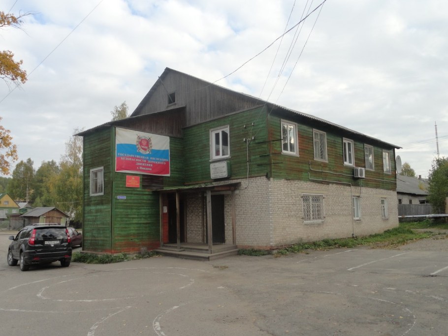 Шкаф для машинок в детскую