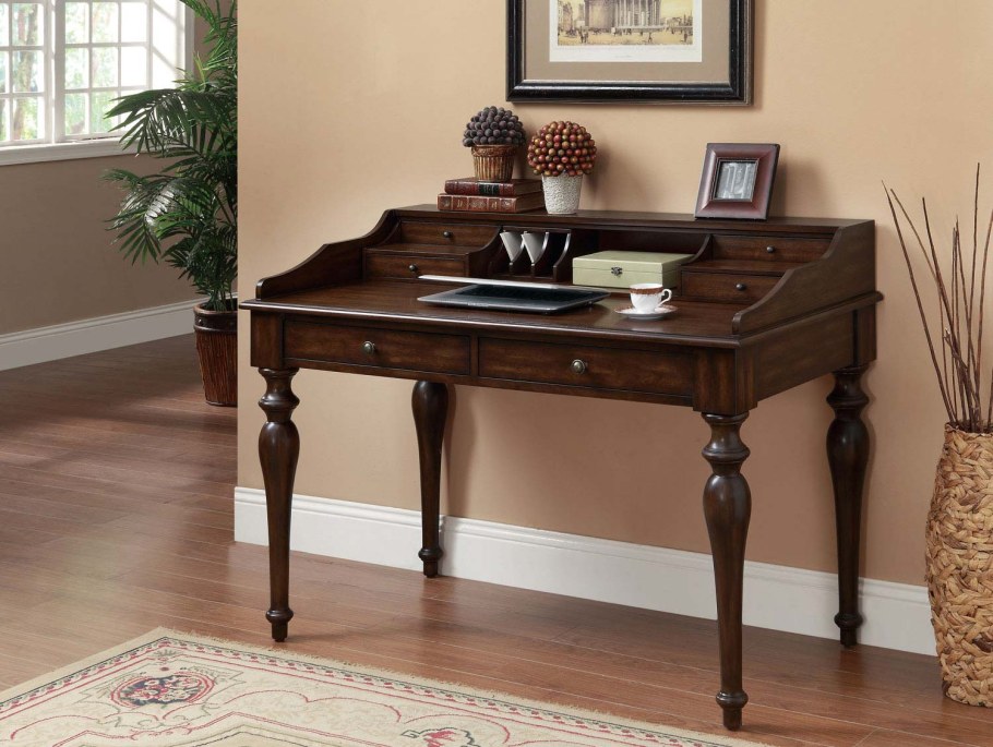 Стол в старинном стиле