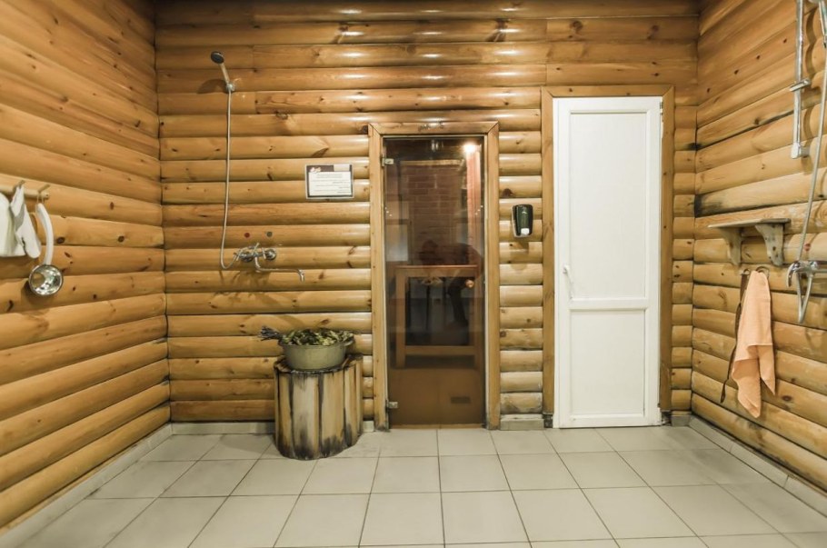 Дверь в баню