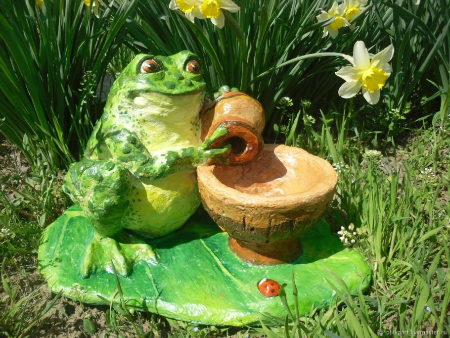 Лягушка из цемента для сада