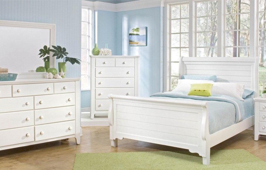 Интерьер спальни с белой мебелью