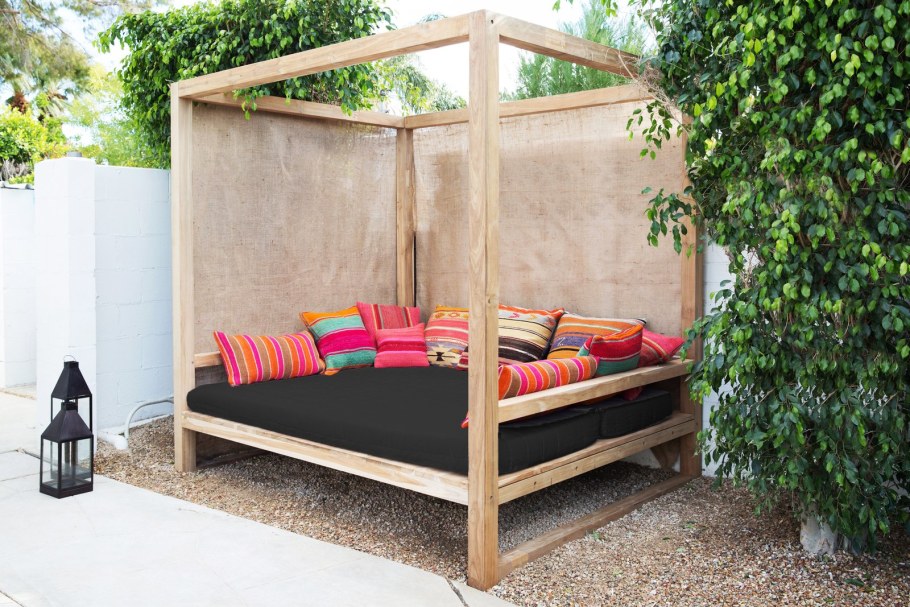 Деревянный топчан для дачи