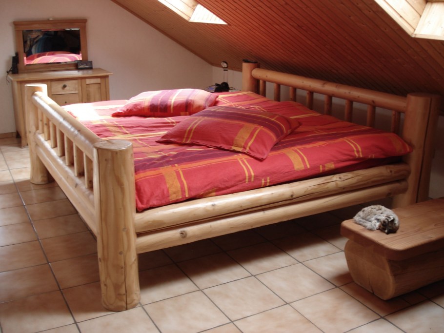 Кровать из оцилиндрованного бревна