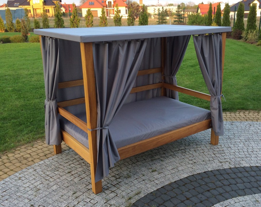 Уличная кровать для дачи