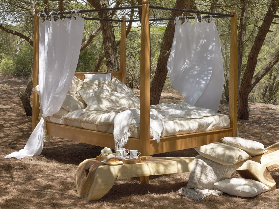 Пляжная кровать с балдахином