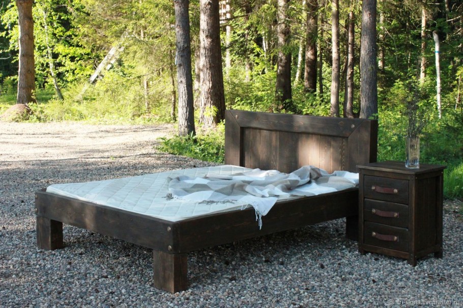Деревянная кровать