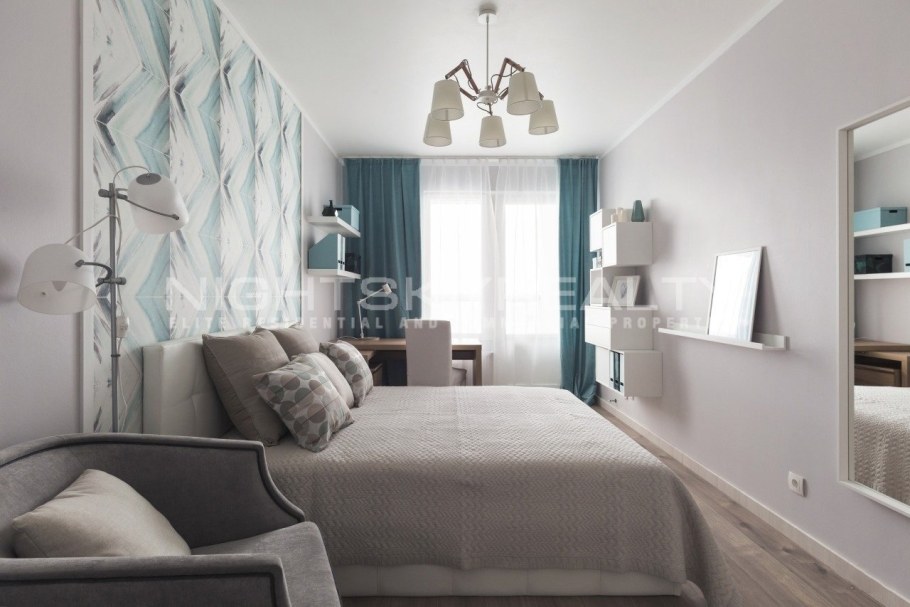 Маленькая спальня с балконом