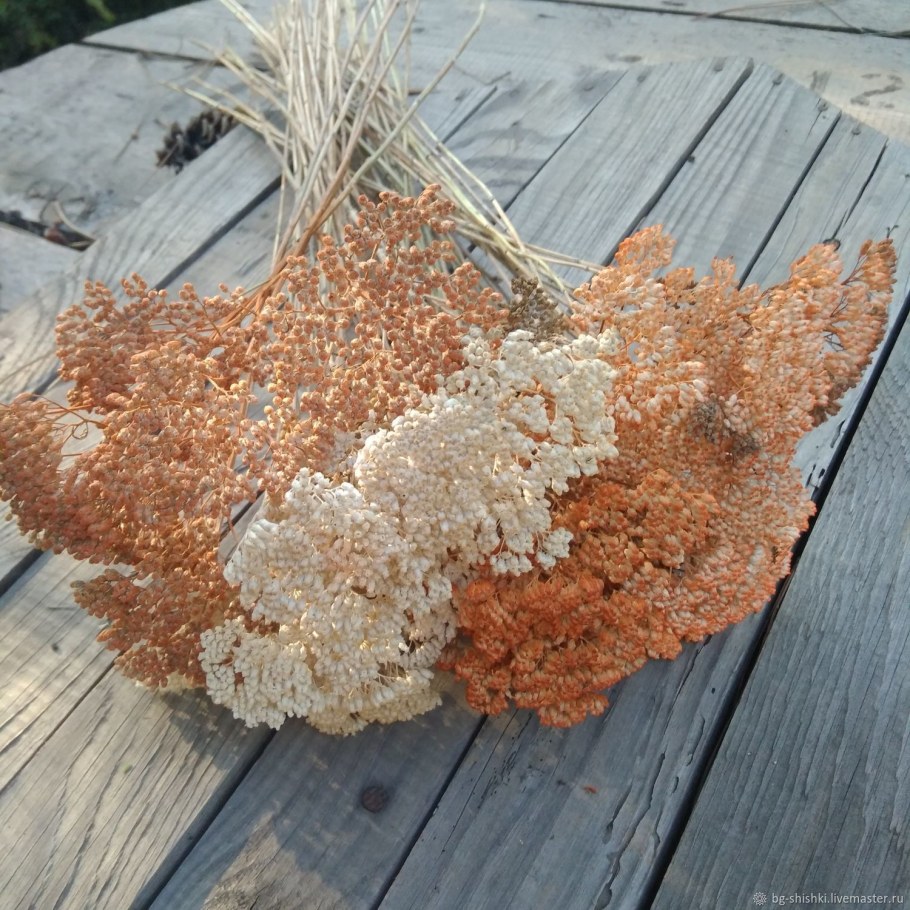 Букетики сухоцветов в обертке из рогожки