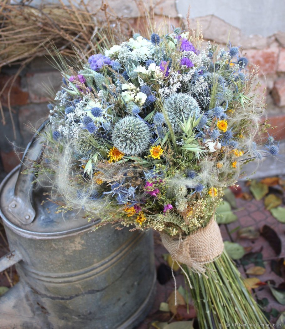 Букеты из сухоцветов с синеголовником