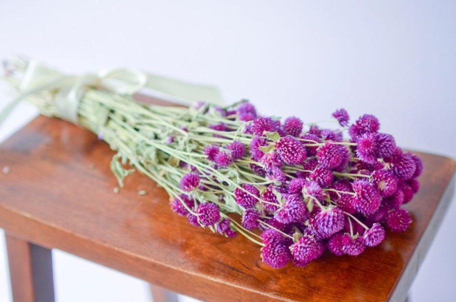 Цветы в горшках на даче