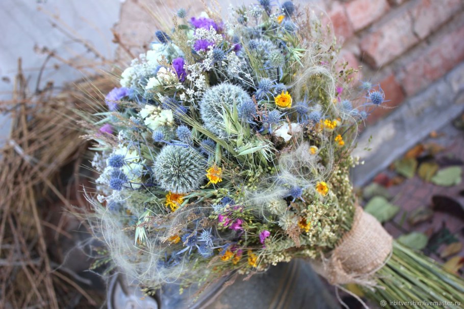 Синеголовник в букете сухоцветов