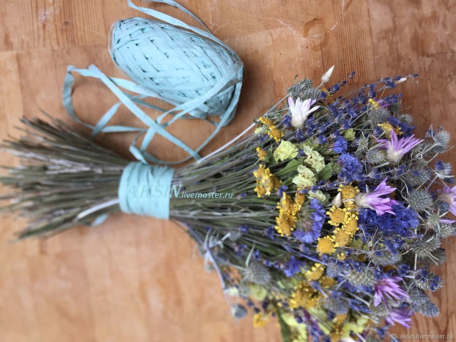 Сухоцветы на стене