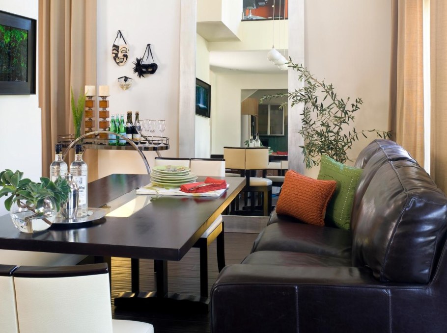 Обеденный стол с диваном