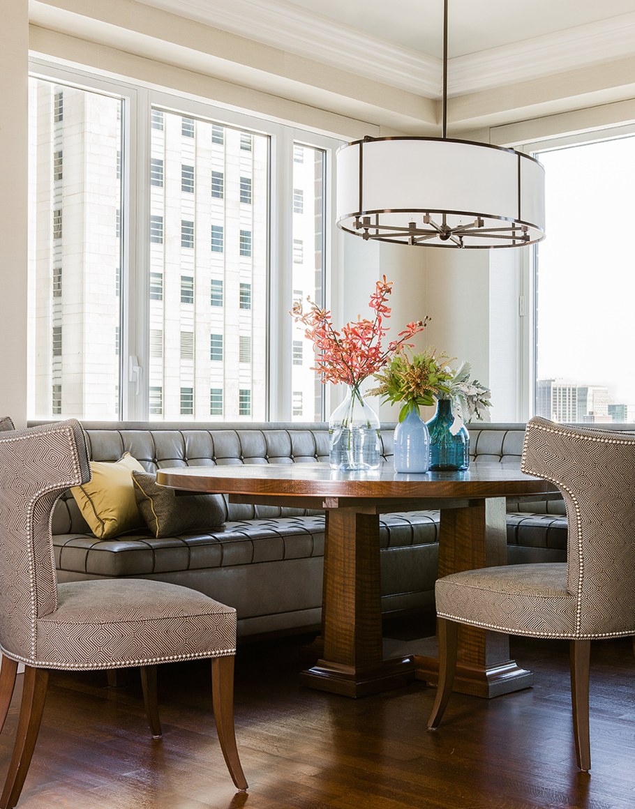 Обеденная зона с диваном