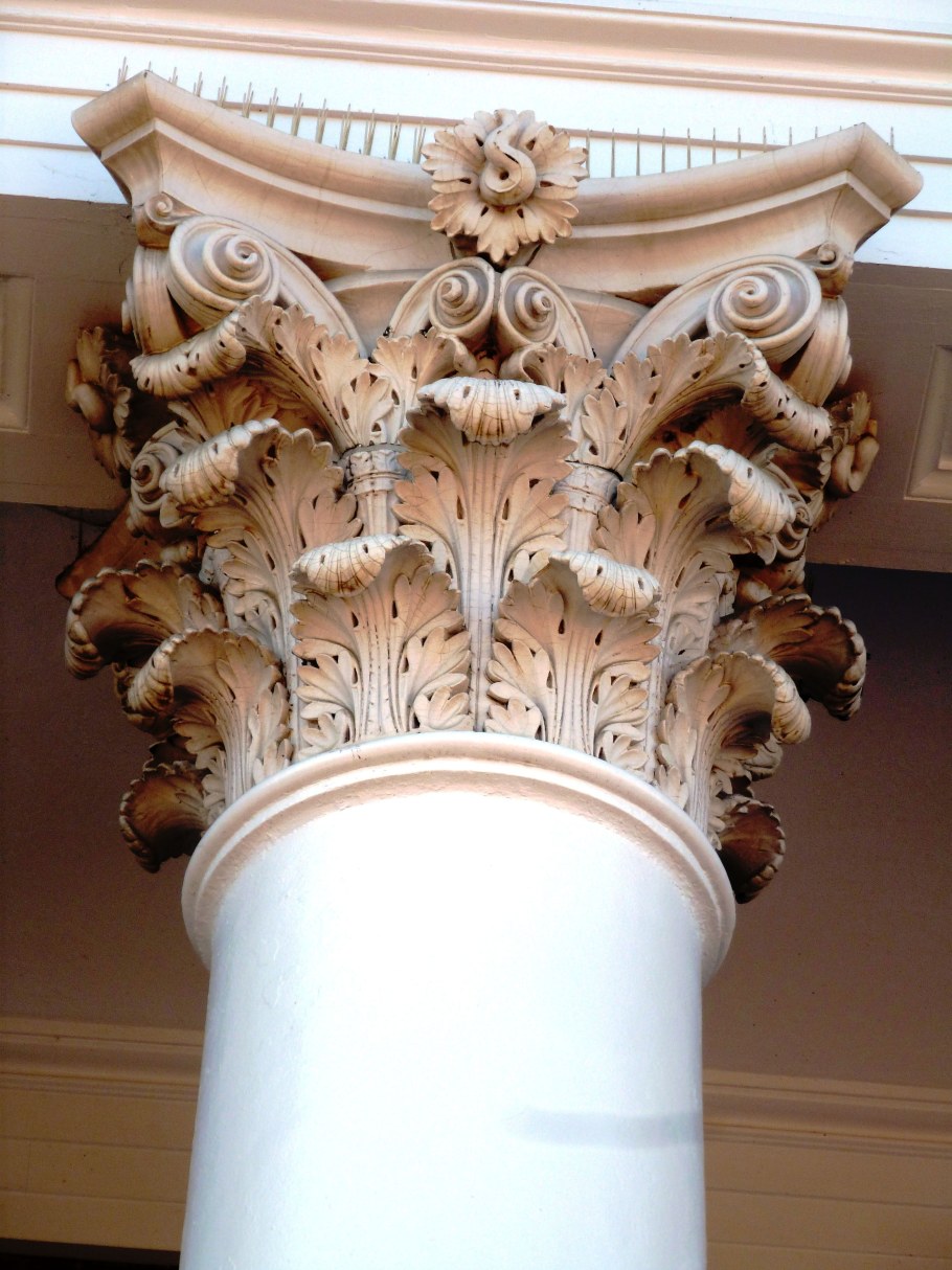 Медные колонны в архитектуре