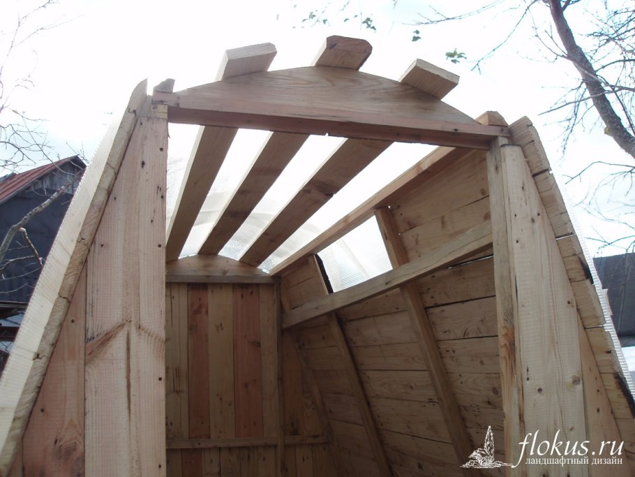 Крыша туалета на даче