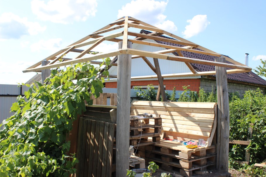 Беседка из поддонов