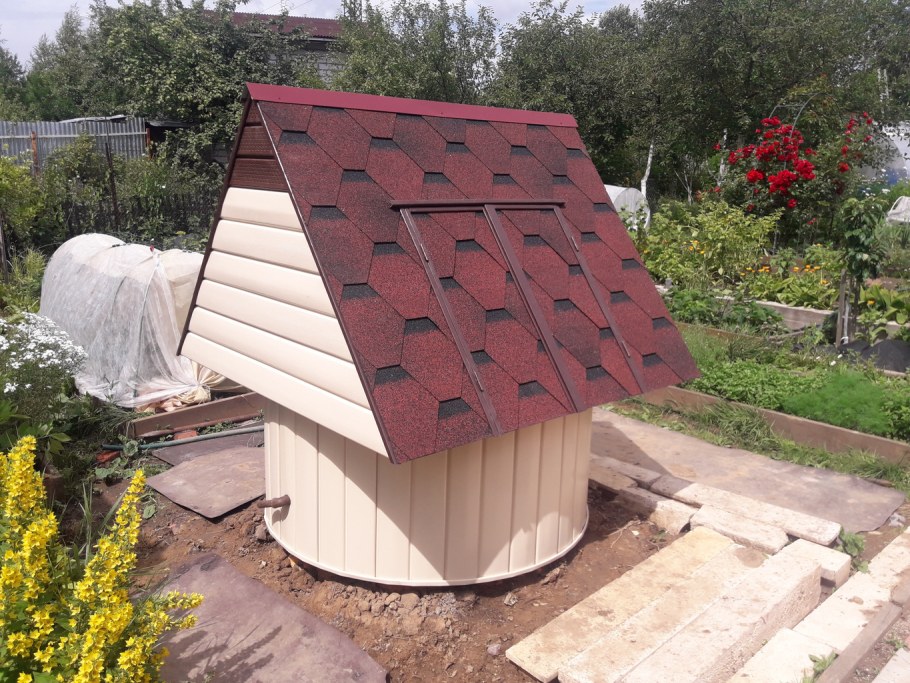 Колодец с крышей домиком