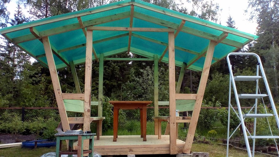 Беседка с крышей из поликарбоната
