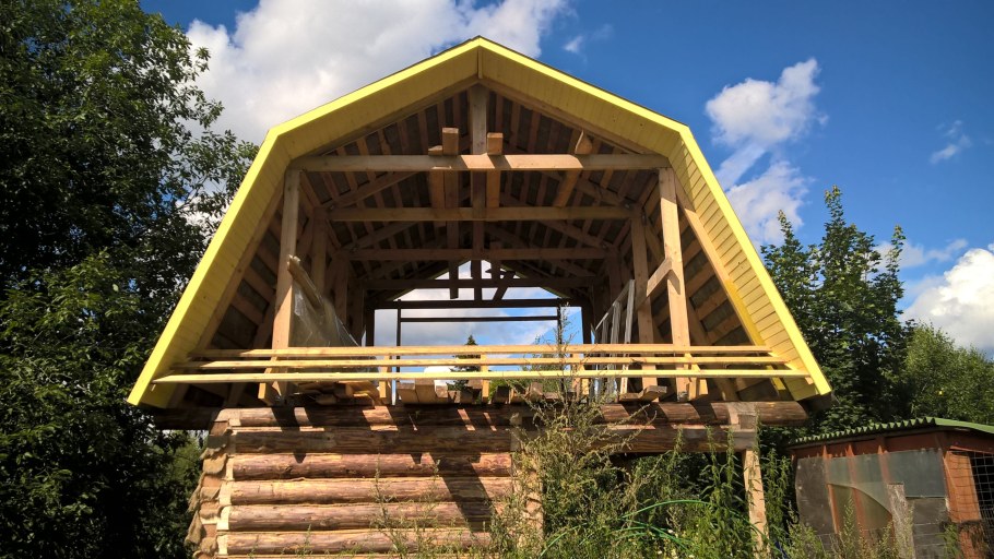 Фронтонный свес ломаной крыши