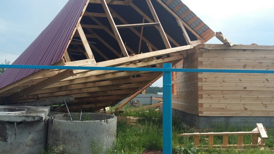 Фронтонный свес ломаной крыши