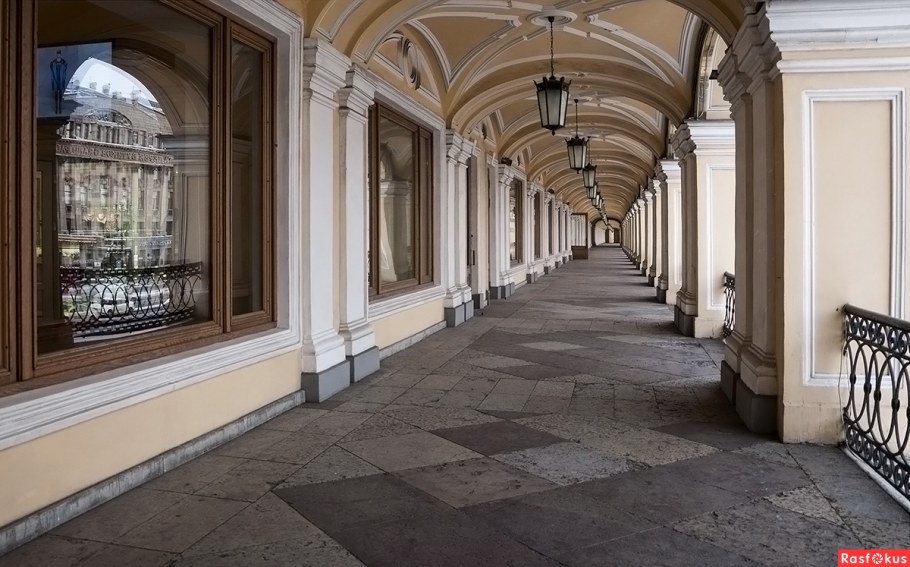 Общественное пространство в Гостином дворе Санкт-Петербурга