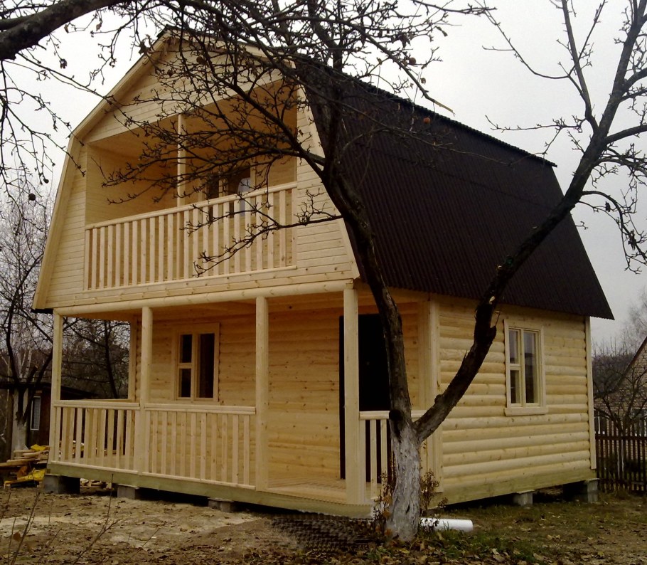 Дачный домик с балконом