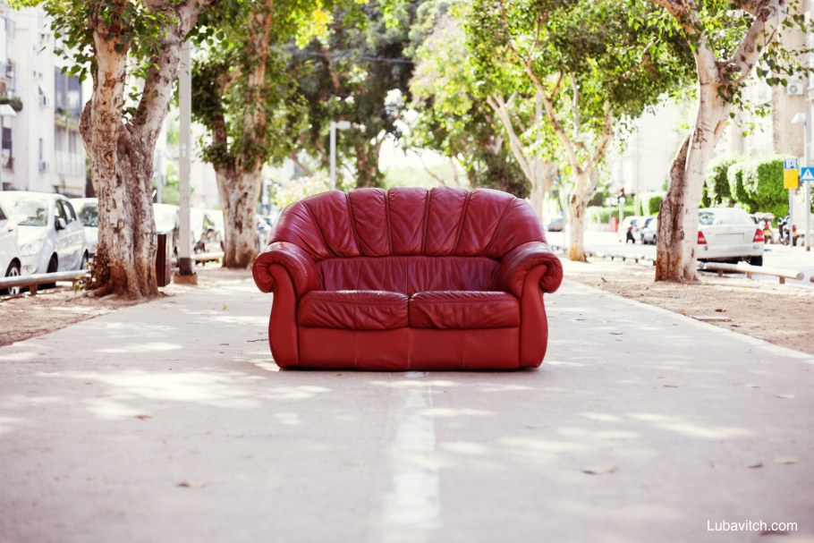 Фотосессия с диваном на улице