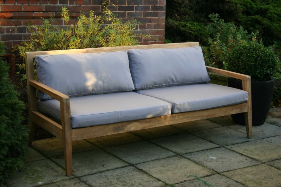 Садовая мебель из дерева с подушками