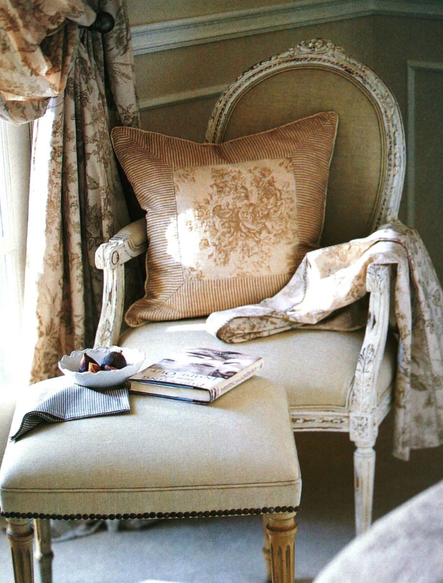 Кресло в стиле Прованс в интерьере