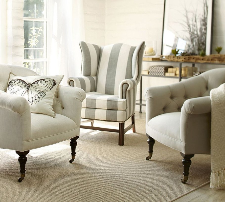 Кресло с птицами в интерьере гостиной