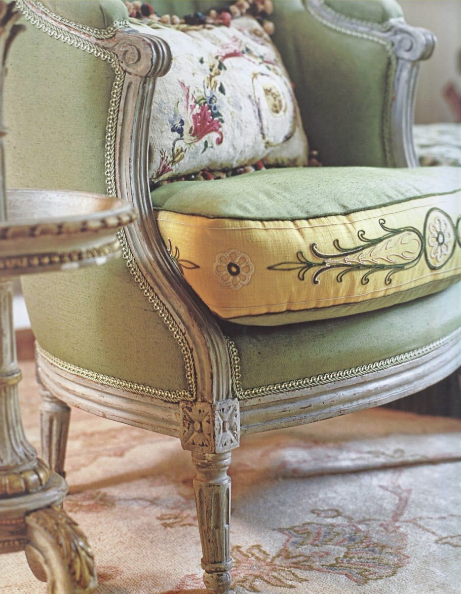 Салатовое кресло в интерьере