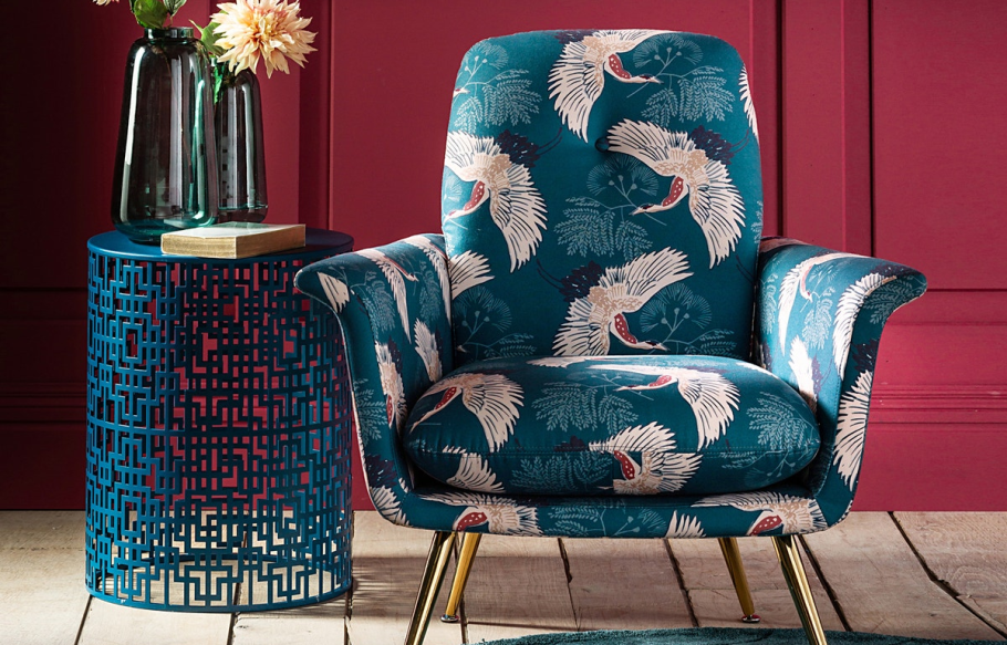 Цветное кресло в спальню